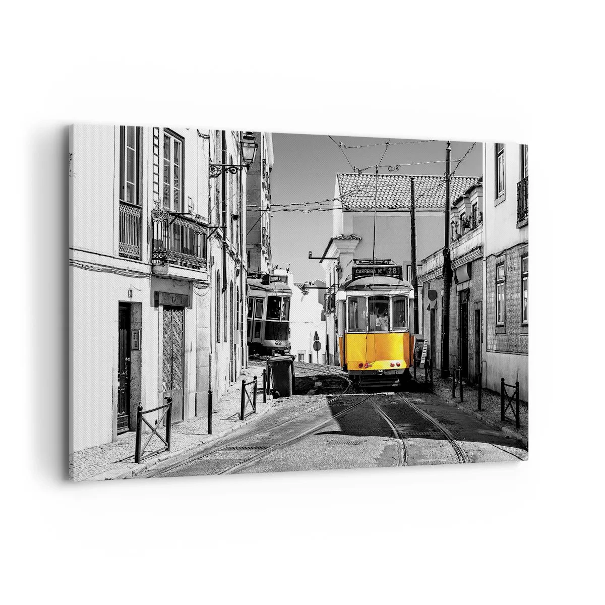 Impression sur toile - Image sur toile - Un tramway jaune dans les rues de Lisbonne dans un décor monochrome - 100x70cm - L'âme de Lisbonne - Décoration murale moderne pour le salon et la chambre ARTTOR