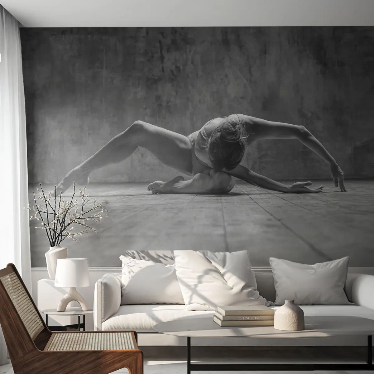 Papier Peint Photo Premium Sand - Photographie en noir et blanc d'une ballerine dans une pose expressive - 100x70cm - Symétrie trouvée - Décoration murale moderne pour le salon et la chambre ARTTOR