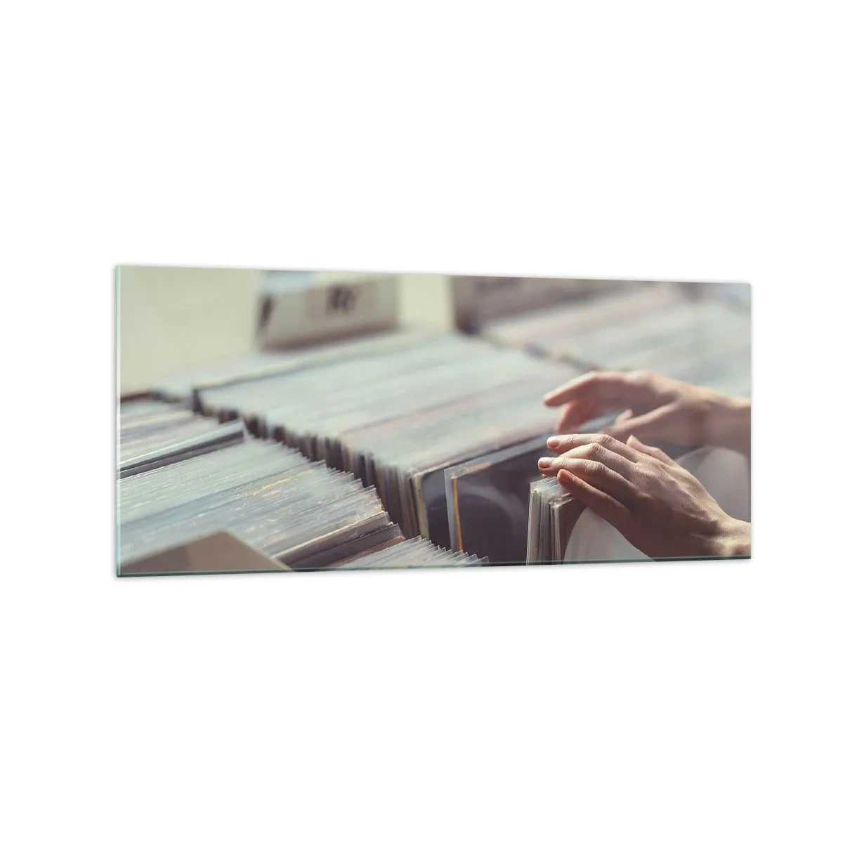 Impression sur verre - Image sur verre - Mains regardant à travers une collection de vinyles - 120x50cm - A la recherche d'émotions - Décoration murale moderne pour le salon et la chambre ARTTOR