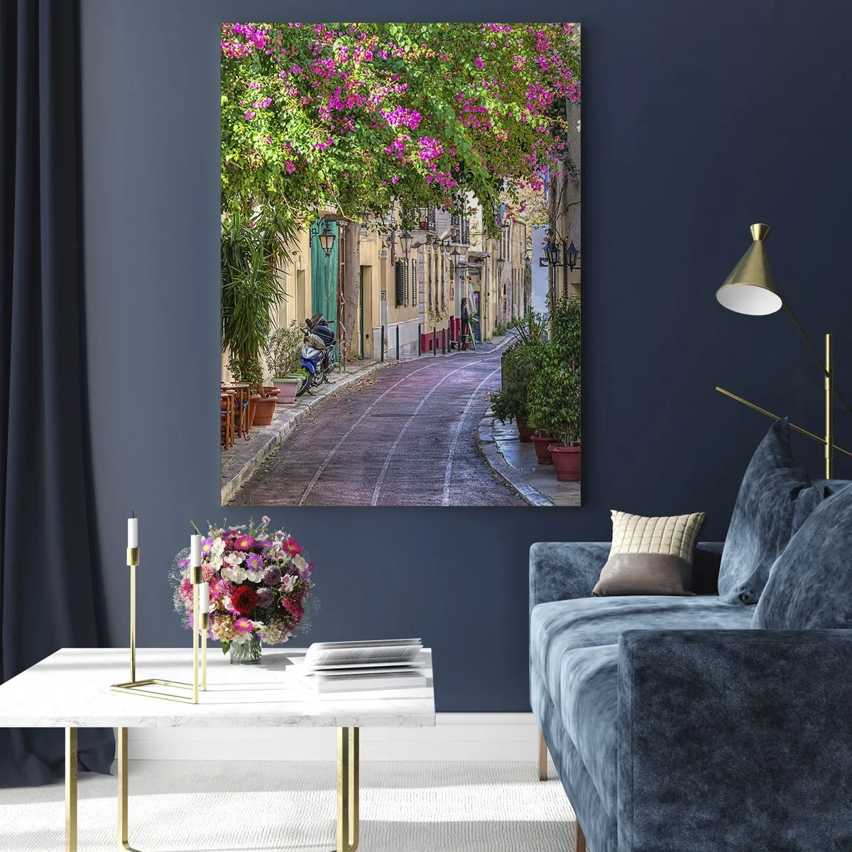 Impression sur verre - Image sur verre - Une charmante rue avec des vignes fleuries et des tables de café - 80x120cm - Allée fleurie - Décoration murale moderne pour le salon et la chambre ARTTOR