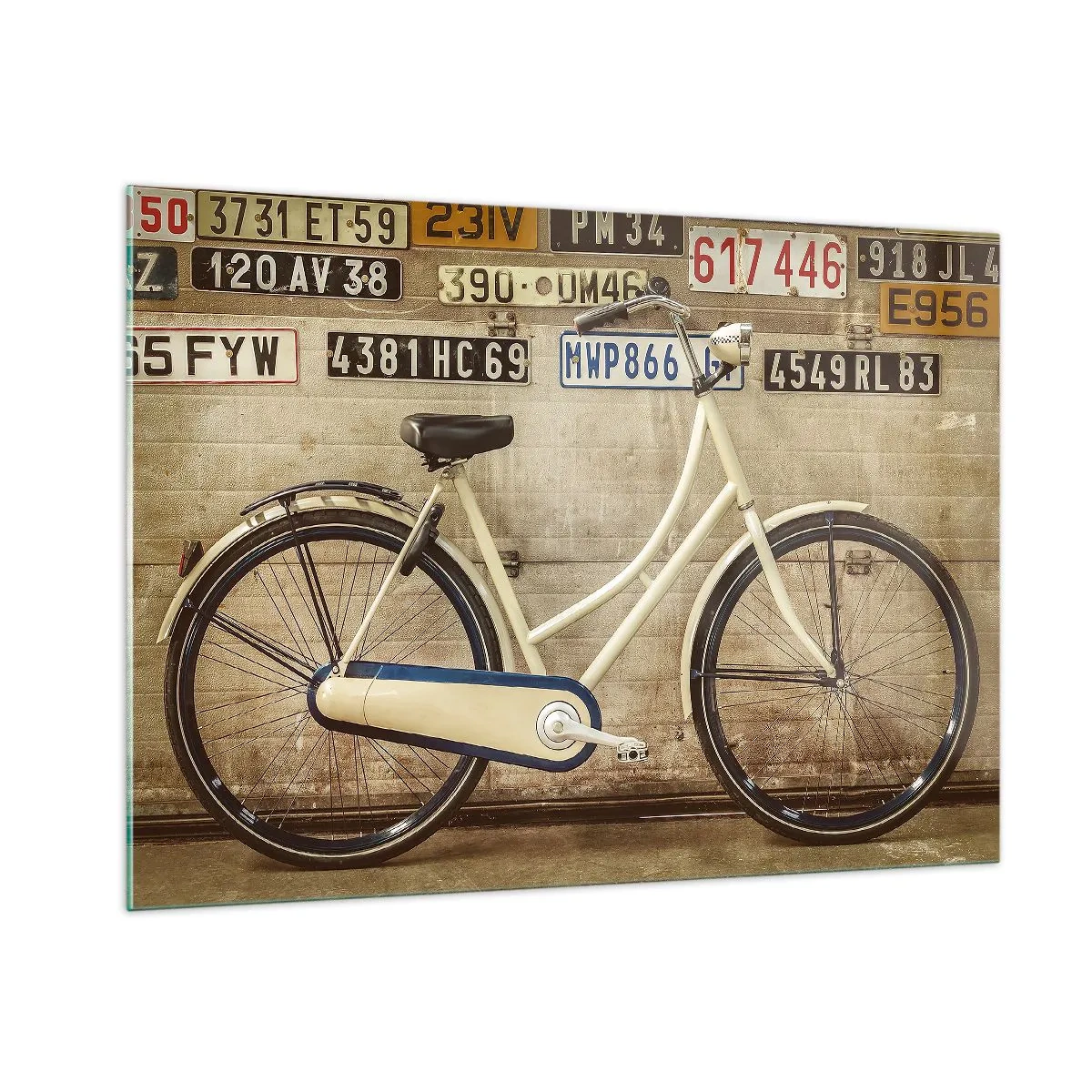 Impression sur verre - Image sur verre - Un vieux vélo contre un mur avec des plaques d'immatriculation - 100x70cm - Pas de complexes - Décoration murale moderne pour le salon et la chambre ARTTOR