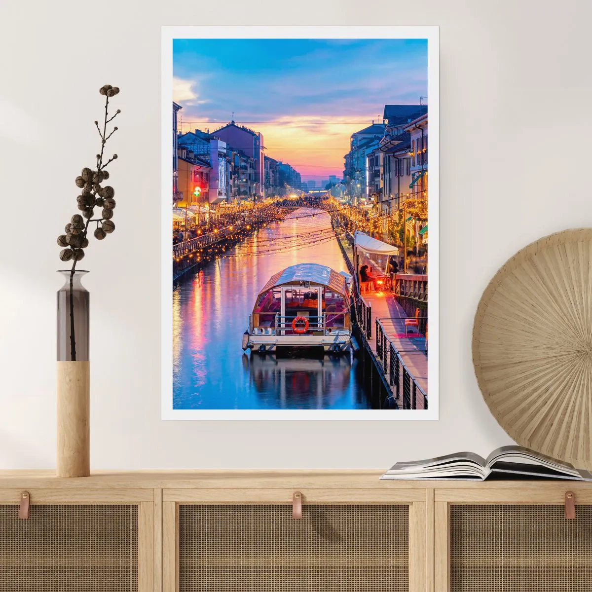 Affiche - Poster - Canal avec bateau et éclairage du soir dans un coucher de soleil pastel - 50x70cm - Soirée de lumière et de jeu - Décoration murale moderne pour le salon et la chambre ARTTOR