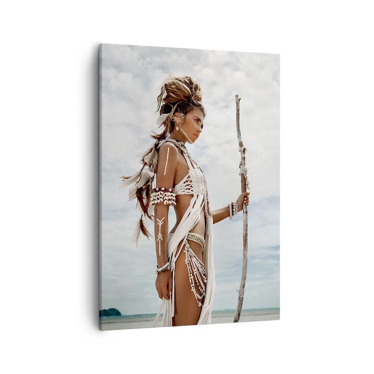 Impression sur toile - Image sur toile - Femme stylisée sur la plage avec des ornements ethniques et un bâton - 50x70cm - Reine des tropiques - Décoration murale moderne pour le salon et la chambre ARTTOR