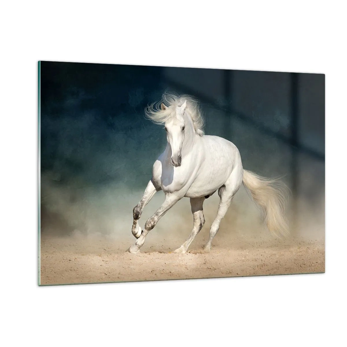 Impression sur verre - Image sur verre - Un cheval blanc galopant sur le sable contre un ciel sombre. - 120x80cm - La liberté à l'état pur - Décoration murale moderne pour le salon et la chambre ARTTOR