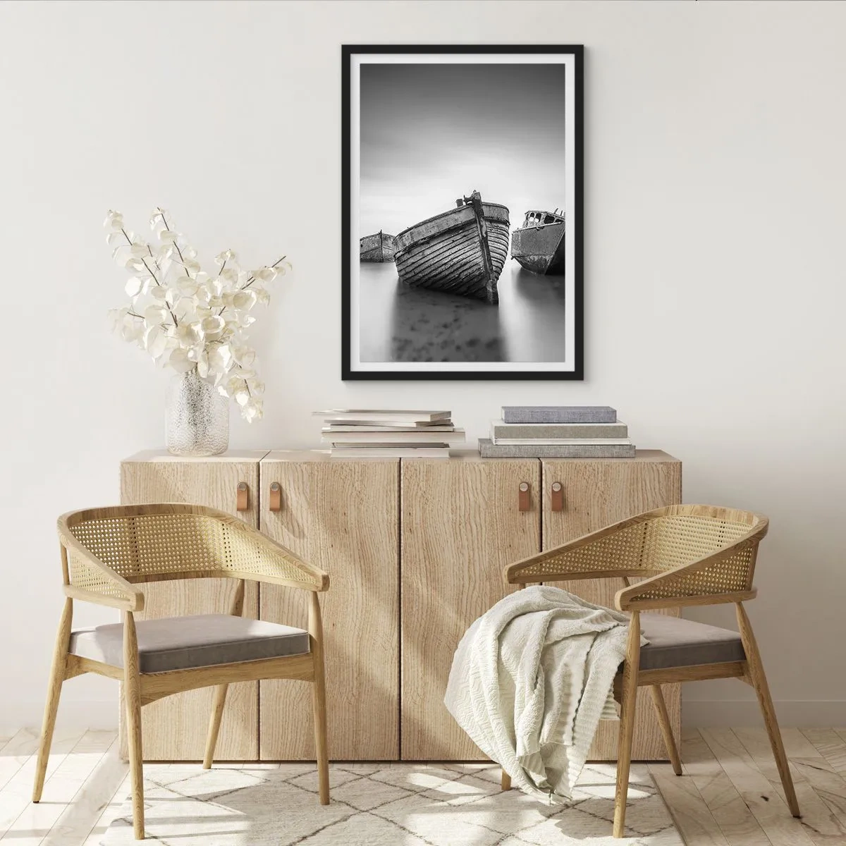 Affiche dans un cadre noir - Poster - Photographie en noir et blanc de vieux bateaux sur une eau calme - 50x70cm - Cùest déjà un souvenir... - Décoration murale moderne pour le salon et la chambre ARTTOR