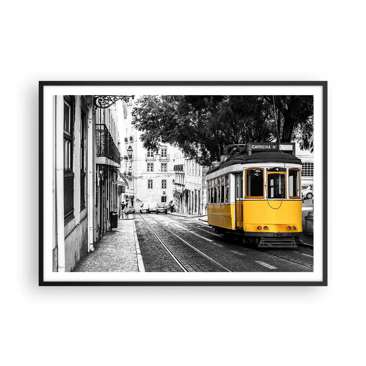 Affiche dans un cadre noir - Poster - Un tramway jaune sur fond de rue en noir et blanc - 100x70cm - Et du fado en arrière-plan - Décoration murale moderne pour le salon et la chambre ARTTOR