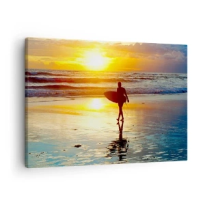 Impression sur toile - Image sur toile - Un surfeur marchant sur la plage au coucher du soleil avec une planche à la main. - 70x50cm - Le retour du guerrier - Décoration murale moderne pour le salon et la chambre ARTTOR