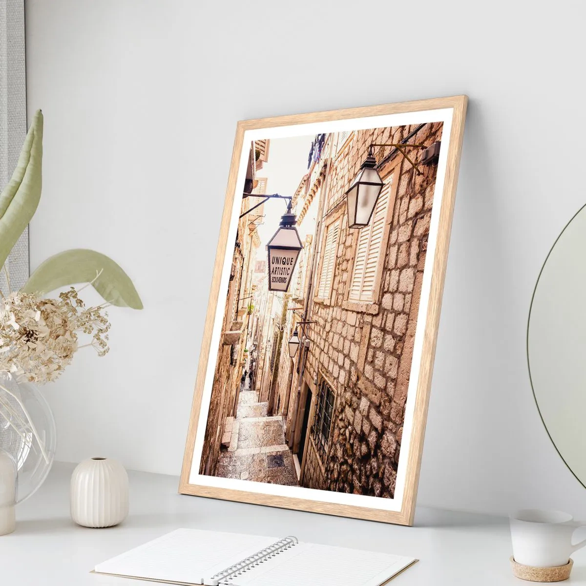 Affiche dans un chêne clair - Poster - Une charmante ruelle - 50x70 cm