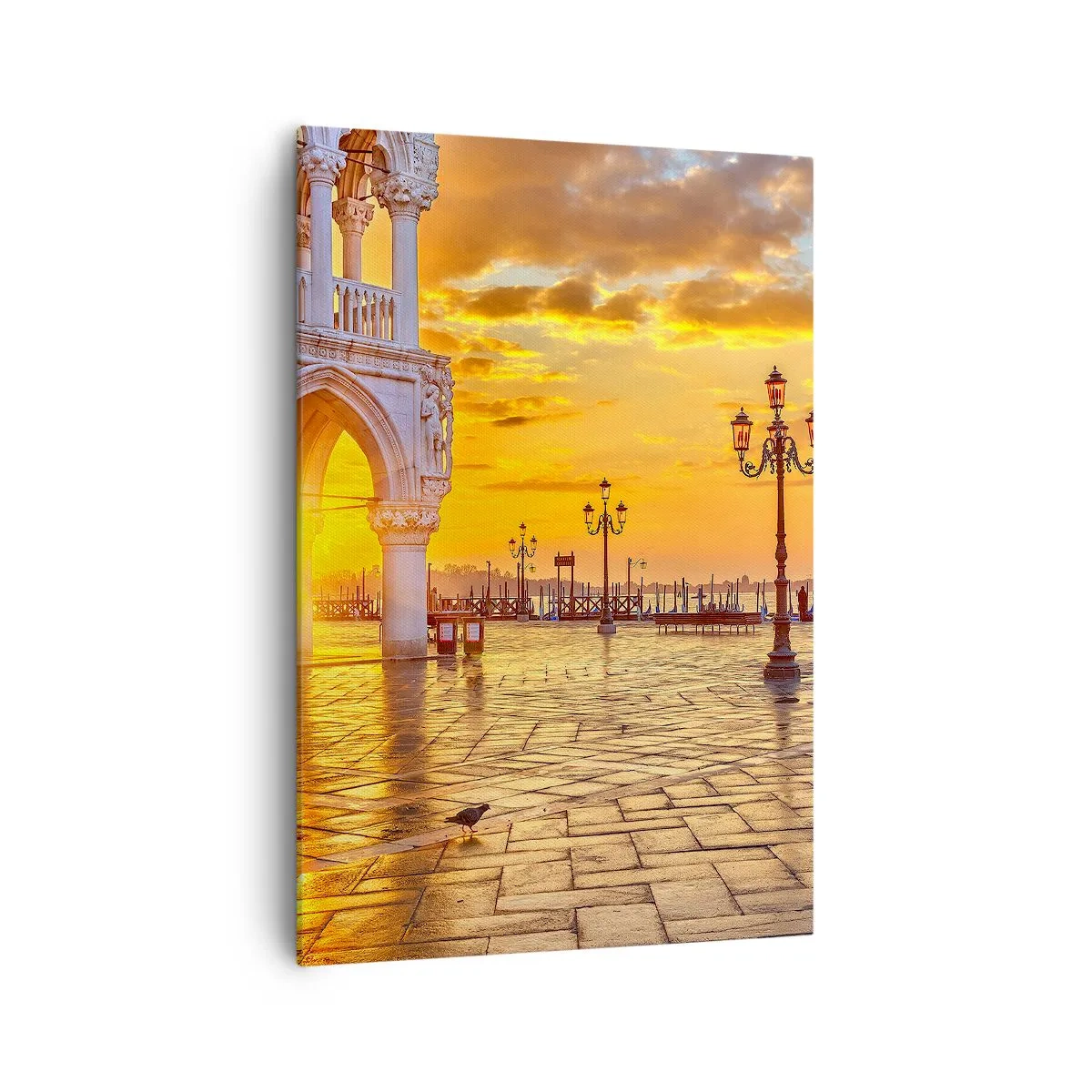 Impression sur toile - Image sur toile - Coucher de soleil doré sur la place de la ville avec des arcades et des lampes - 70x100cm - Où est tout le monde? - Décoration murale moderne pour le salon et la chambre ARTTOR