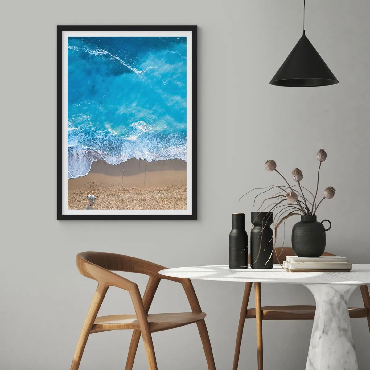 Affiche dans un cadre noir - Poster - Vue aérienne des vagues de l'océan s'écrasant sur le rivage - 50x70cm - La force du bleu - Décoration murale moderne pour le salon et la chambre ARTTOR