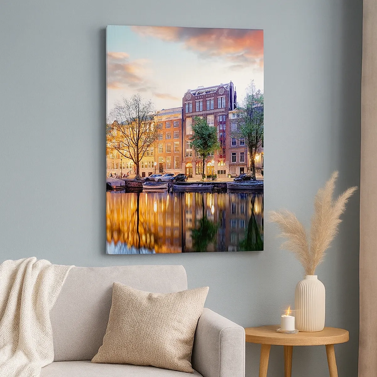 Impression sur toile - Image sur toile - Canal avec reflet des immeubles d'habitation dans la lumière du soir - 50x70cm - Beauté hollandaise sobre et sereine - Décoration murale moderne pour le salon et la chambre ARTTOR