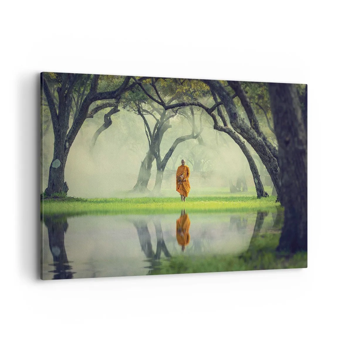 Impression sur toile - Image sur toile - Un moine en robe orange dans une forêt avec un fond brumeux et un reflet dans l'eau. - 120x80cm - En route vers l'illumination - Décoration murale moderne pour le salon et la chambre ARTTOR