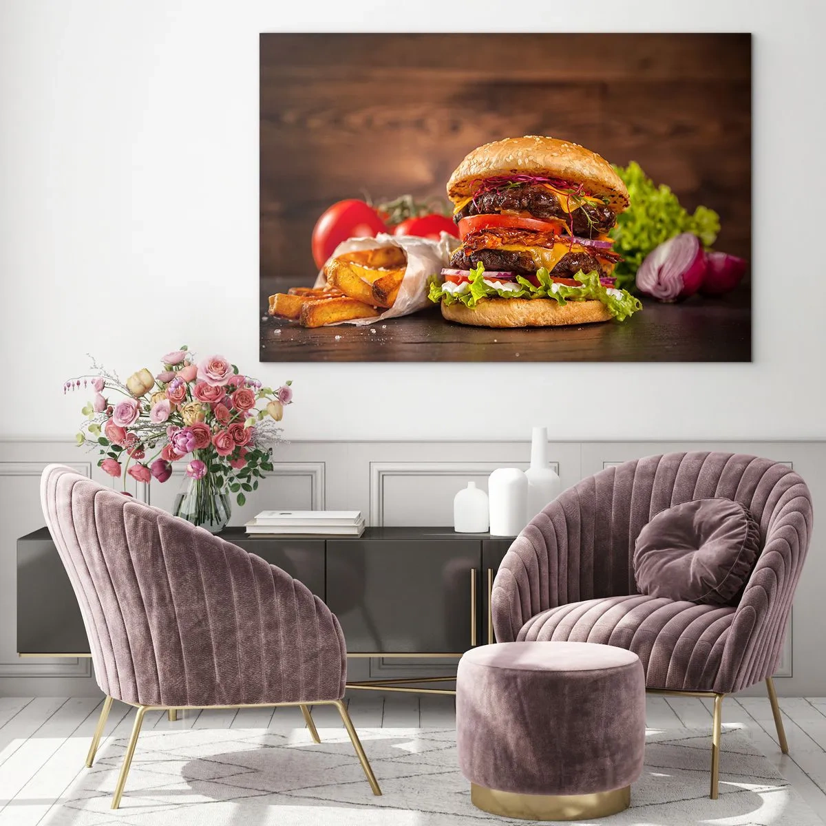 Impression sur verre - Image sur verre - Burger juteux avec garnitures et frites sur fond de bois - 70x50cm - Le fruit défendu - Décoration murale moderne pour le salon et la chambre ARTTOR