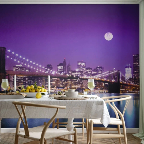 Papier Peint Photo Premium Sand - Lumières de grande ville en violet - Ville, New York, le pont de Brooklyn - 200x140 cm