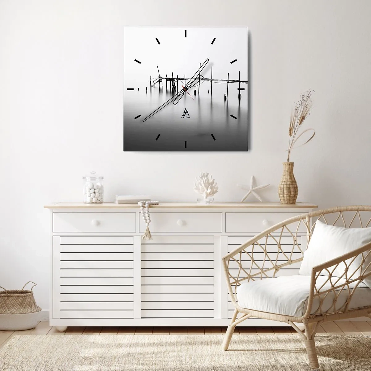 Horloge murale - Pendule murale - Une jetée noire et blanche immergée dans un paysage brumeux - 30x30cm - Et s'il n'y avait pas de monde ? - Décoration murale moderne pour le salon et la chambre ARTTOR