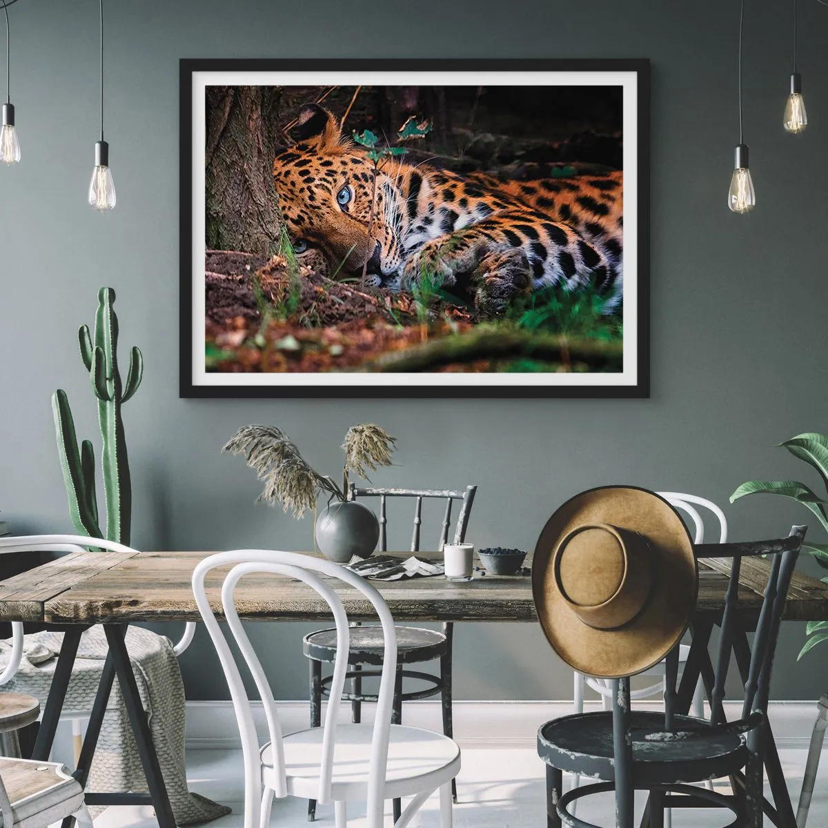 Affiche dans un cadre noir - Poster - Un léopard couché à l'ombre des arbres - 70x50cm - Fais-moi confiance - Décoration murale moderne pour le salon et la chambre ARTTOR