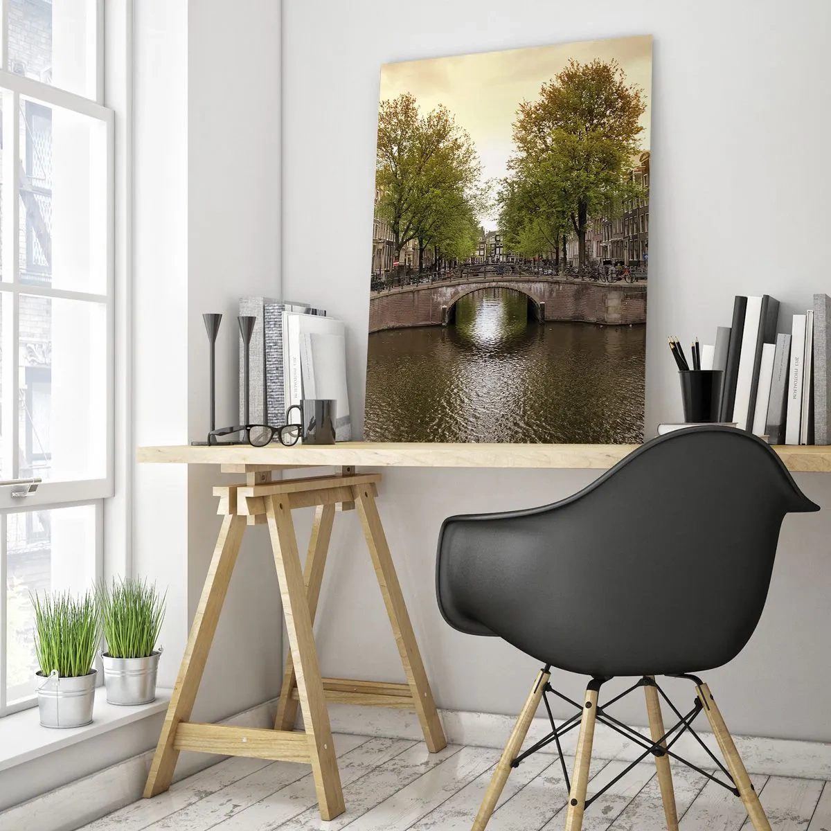 Impression sur verre - Image sur verre - Un canal à Amsterdam entouré d'immeubles historiques - 80x120cm - En bateau ou à vélo ? - Décoration murale moderne pour le salon et la chambre ARTTOR
