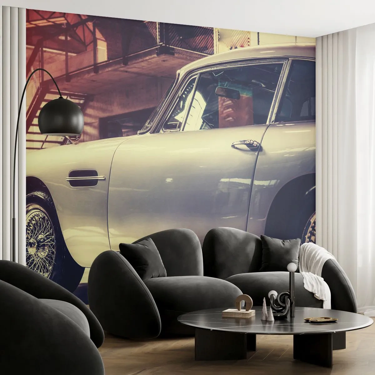 Papier Peint Photo Premium Sand - Voiture classique emblématique dans un garage industriel - 100x70cm - Les classiques ne vieillissent pas - Décoration murale moderne pour le salon et la chambre ARTTOR