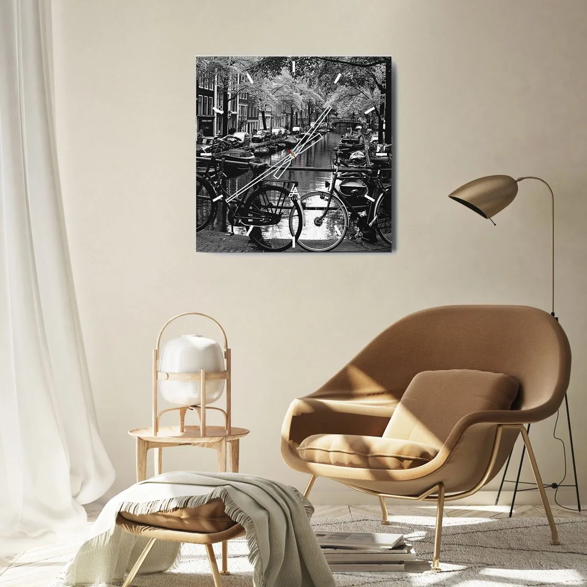 Horloge murale - Pendule murale - Canal avec des vélos en photographie noir et blanc - 30x30cm - Une vue très hollandaise - Décoration murale moderne pour le salon et la chambre ARTTOR