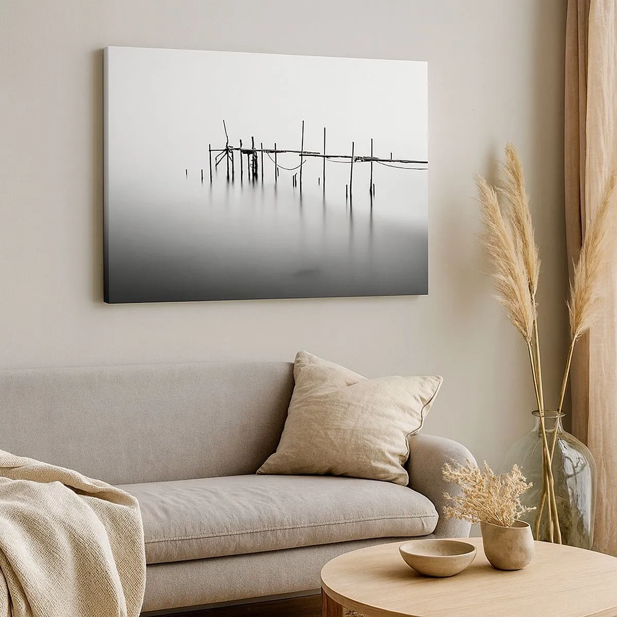 Impression sur toile - Image sur toile - Une jetée noire et blanche immergée dans un paysage brumeux - 70x50cm - Et s'il n'y avait pas de monde ? - Décoration murale moderne pour le salon et la chambre ARTTOR