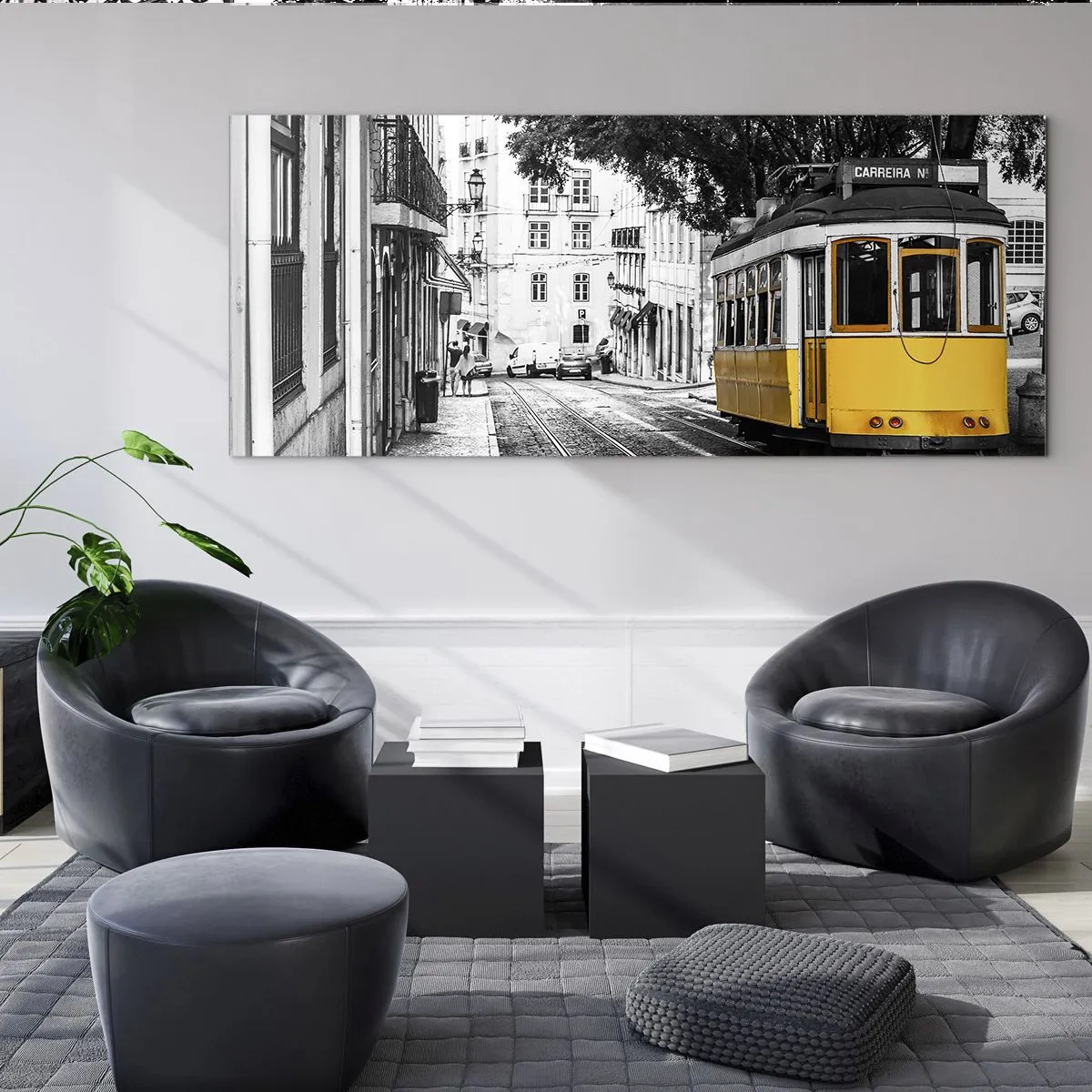 Impression sur verre - Image sur verre - Un tramway jaune sur fond de rue en noir et blanc - 120x50cm - Et du fado en arrière-plan - Décoration murale moderne pour le salon et la chambre ARTTOR