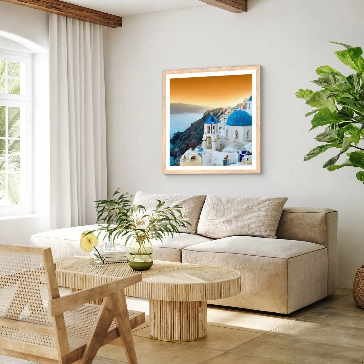 Affiche dans un chêne clair - Poster - Santorin - blotti contre les rochers - 60x60 cm
