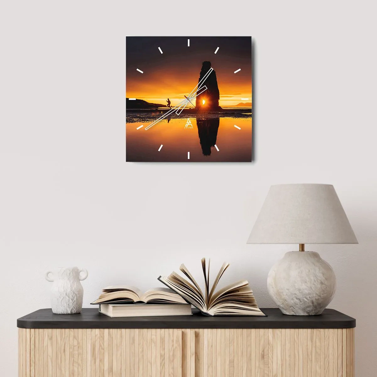 Horloge murale - Pendule murale - Personne courant sur la plage au coucher du soleil avec formation rocheuse - 30x30cm - Juste vous et la nature - Décoration murale moderne pour le salon et la chambre ARTTOR