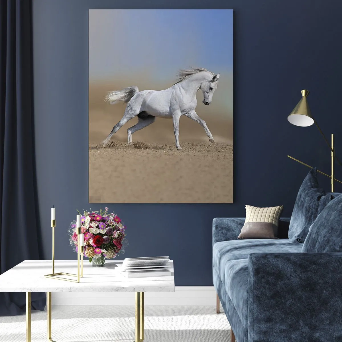 Impression sur verre - Image sur verre - Un cheval blanc galopant sur le sol sablonneux - 50x70cm - Le plus beau conte de fées arabe - Décoration murale moderne pour le salon et la chambre ARTTOR
