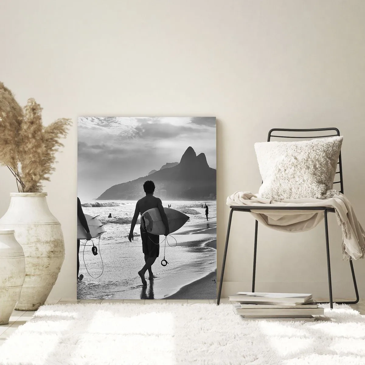 Impression sur verre - Image sur verre - Surfeurs sur la plage avec des planches, composition en noir et blanc - 50x70cm - Samba sur une vague - Décoration murale moderne pour le salon et la chambre ARTTOR