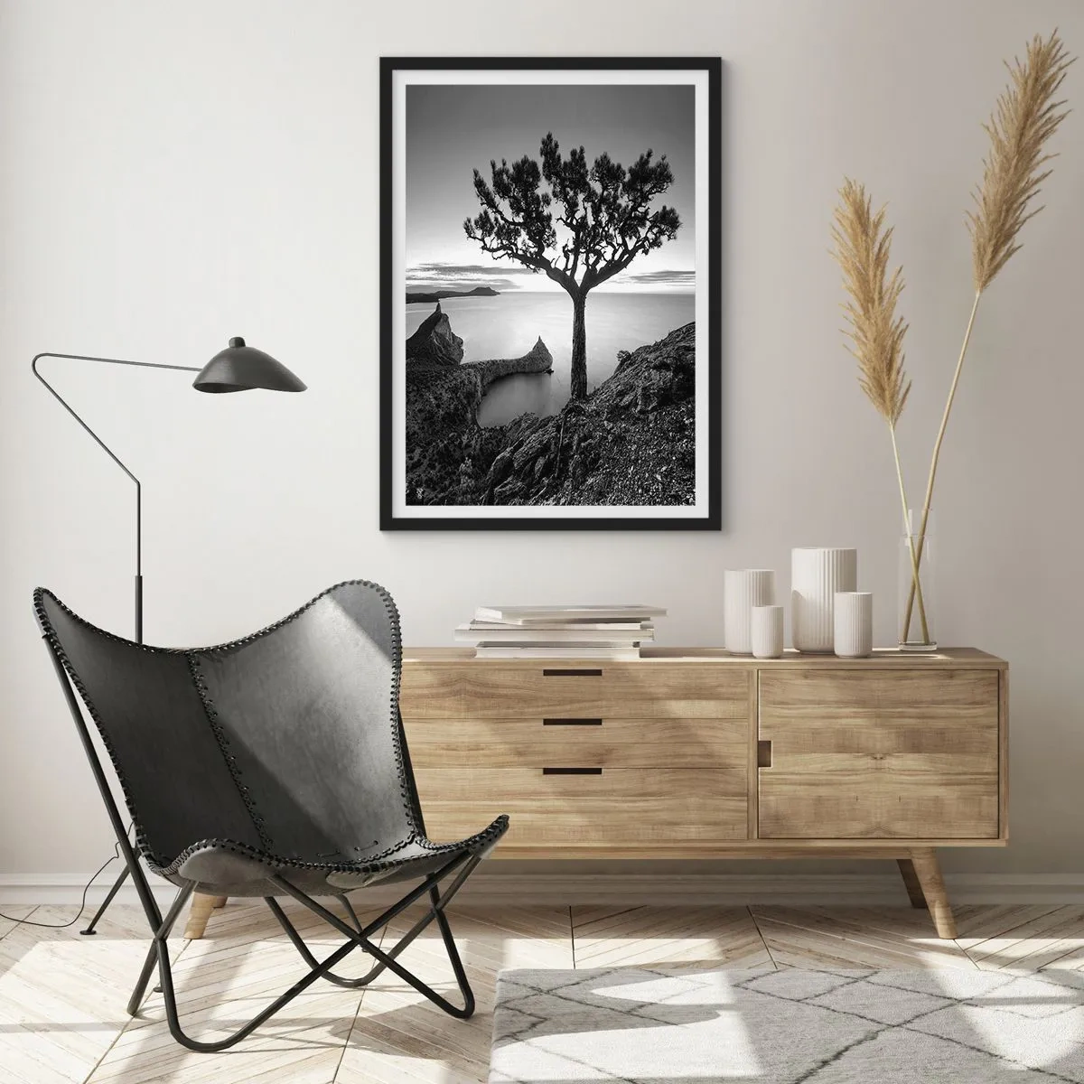 Affiche dans un cadre noir - Poster - Paysage noir et blanc avec un arbre solitaire au-dessus d'une falaise - 50x70cm - Paix jusqu'à l'horizon - Décoration murale moderne pour le salon et la chambre ARTTOR