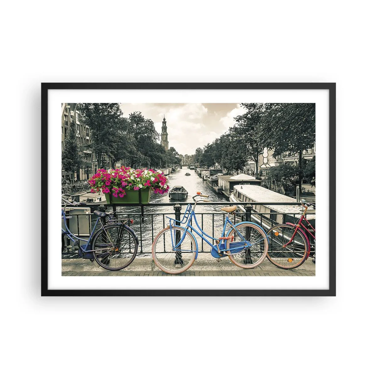 Affiche dans un cadre noir - Poster - Un pont avec des vélos et des fleurs sur un canal à Amsterdam - 70x50cm - Couleurs de rue d'Amsterdam - Décoration murale moderne pour le salon et la chambre ARTTOR
