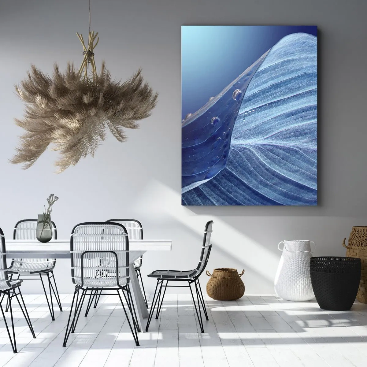 Impression sur toile - Image sur toile - Une feuille bleue avec des gouttes d'eau visibles - 50x70cm - Gouttes cachées du bleu - Décoration murale moderne pour le salon et la chambre ARTTOR