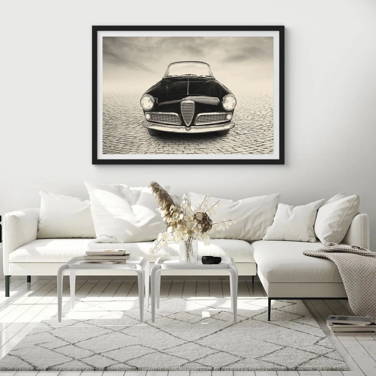 Affiche dans un cadre noir - Poster - Une voiture classique sur une place pavée dans un style monochrome - 100x70cm - Et alors! Tu ne m'aime pas? - Décoration murale moderne pour le salon et la chambre ARTTOR