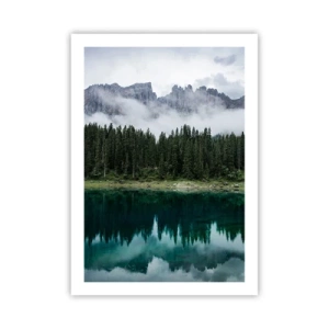 Affiche - Poster - Une forêt verte au bord d'un lac avec des montagnes en arrière-plan entourées de brouillard - 50x70cm - Chut, chut, ne réveillons pas l'eau qui dort - Décoration murale moderne pour le salon et la chambre ARTTOR