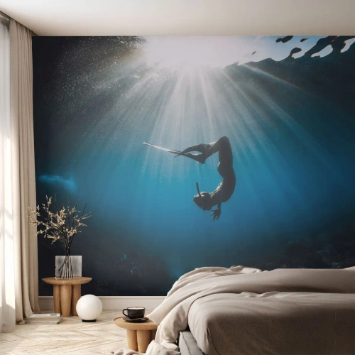 Papier Peint Photo Premium Sand - Un plongeur flottant à la lumière des rayons sous-marins - 100x70cm - Dans sous-marine - Décoration murale moderne pour le salon et la chambre ARTTOR