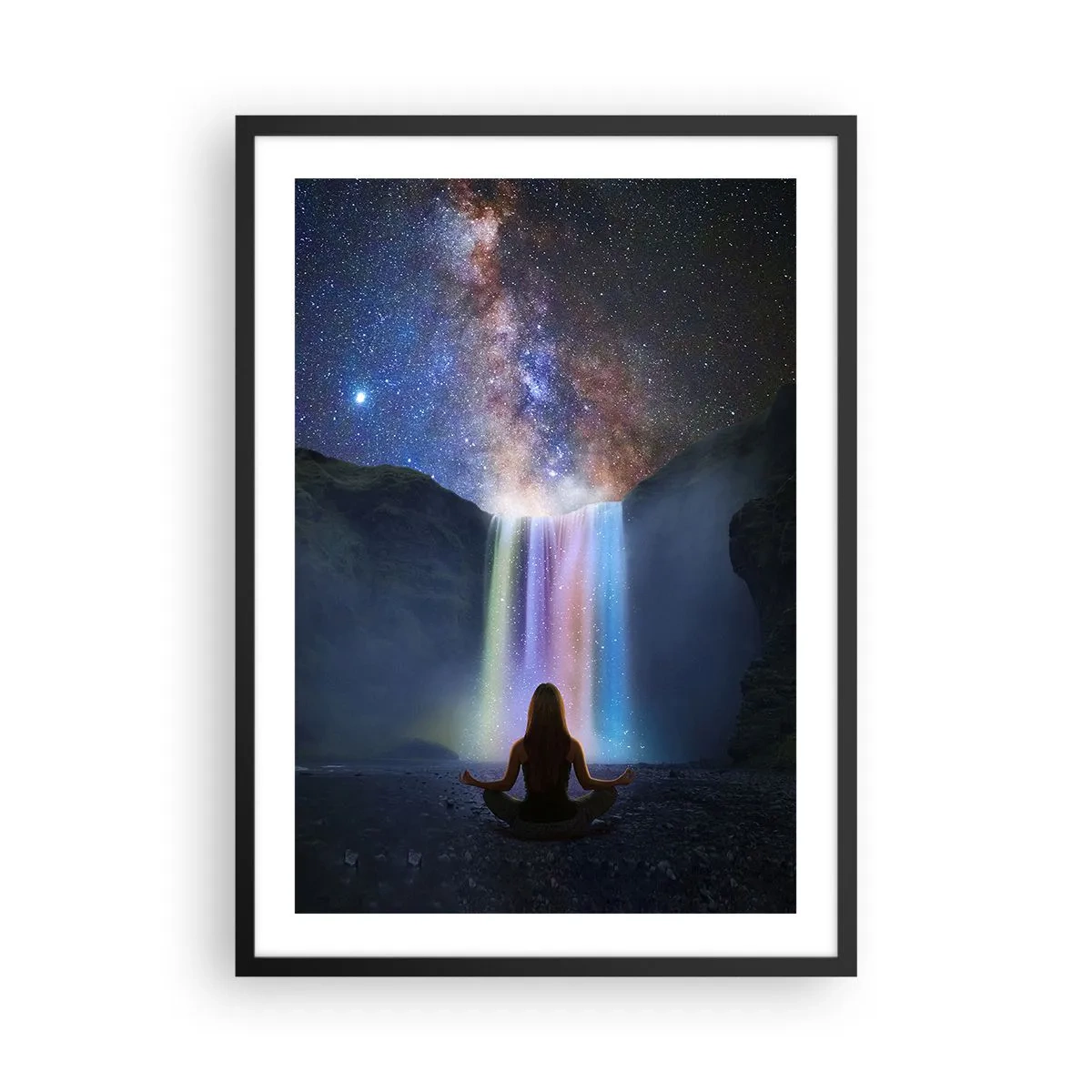 Affiche dans un cadre noir - Poster - Une femme médite près d'une cascade lumineuse sous un ciel étoilé. - 50x70cm - Harmonie absolue - Décoration murale moderne pour le salon et la chambre ARTTOR