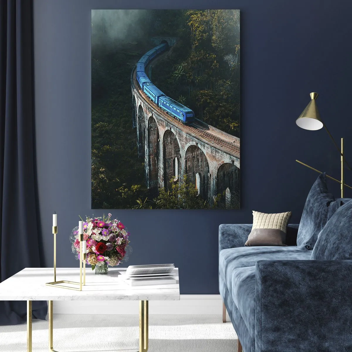 Impression sur verre - Image sur verre - Un train bleu sur un viaduc historique au milieu des forêts - 70x100cm - Train nature - Décoration murale moderne pour le salon et la chambre ARTTOR