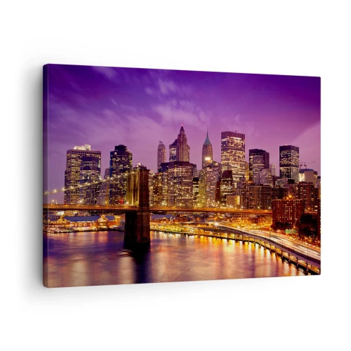 Impression sur toile - Image sur toile - Panorama de la ville avec le pont dans la lumière du soir contre le ciel violet - 70x50cm - Manhathann or violet - Décoration murale moderne pour le salon et la chambre ARTTOR