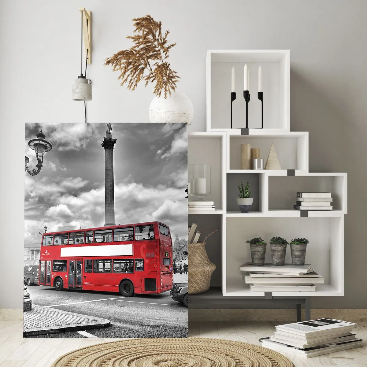 Impression sur verre - Image sur verre - Un bus rouge sur un paysage urbain en noir et blanc - 50x70cm - La vraie circulation sanguine de la ville - Décoration murale moderne pour le salon et la chambre ARTTOR