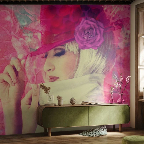 Papier Peint Photo Standard Eco - Portrait d'une femme aux tons roses avec un chapeau et des fleurs - 100x70cm - Portrait rétro dans une brume rose - Décoration murale moderne pour le salon et la chambre ARTTOR