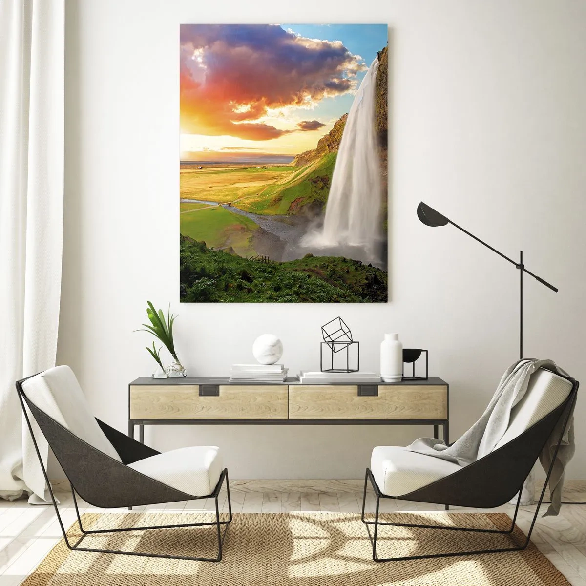 Impression sur verre - Image sur verre - Une cascade dans un paysage pittoresque au coucher du soleil - 80x120cm - La plénitude de l'été islandais - Décoration murale moderne pour le salon et la chambre ARTTOR