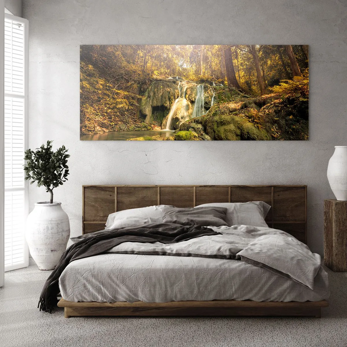 Impression sur verre - Image sur verre - Une cascade forestière sous les rayons du soleil, entourée de verdure - 140x50cm - Cascade de forêt en vert - Décoration murale moderne pour le salon et la chambre ARTTOR