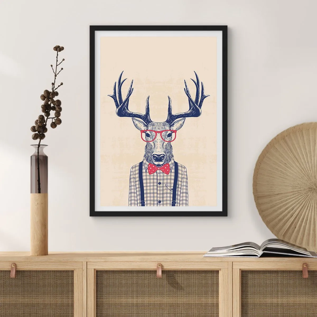 Affiche dans un cadre noir - Poster - Cerf élégant avec des lunettes et un nœud papillon sur fond beige - 50x70cm - Une extravagance amusante - Décoration murale moderne pour le salon et la chambre ARTTOR