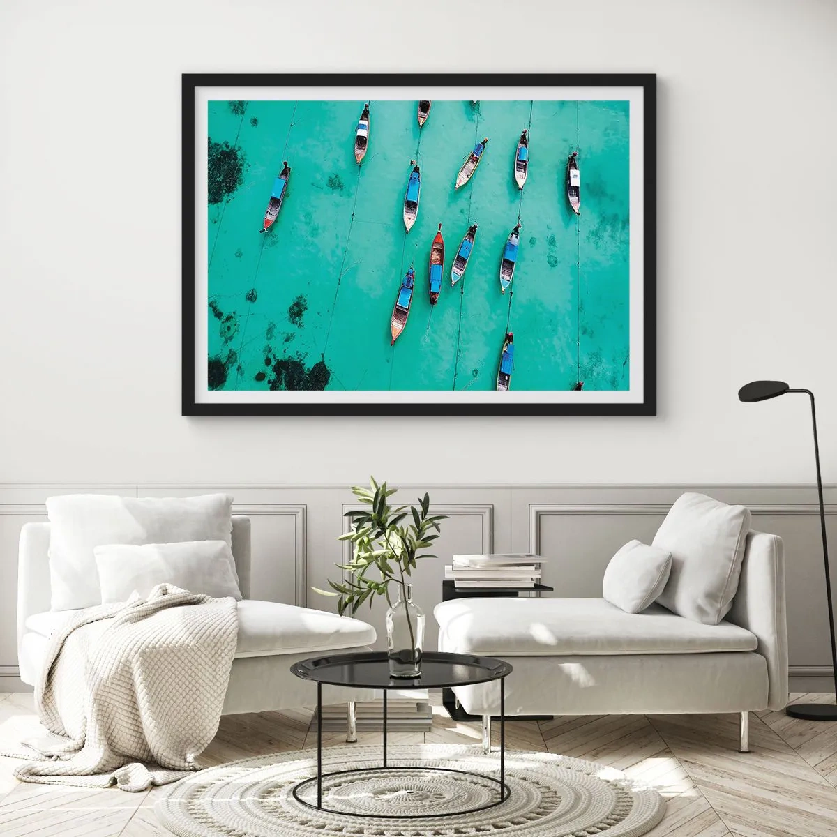 Affiche dans un cadre noir - Poster - Vue aérienne de bateaux sur une eau turquoise - 100x70cm - Dans une attente jouyeuse - Décoration murale moderne pour le salon et la chambre ARTTOR