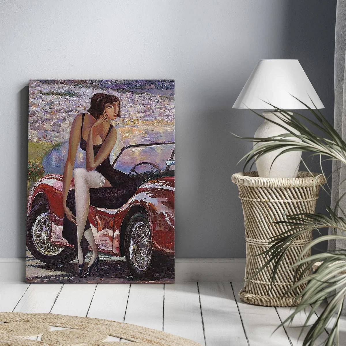 Impression sur toile - Image sur toile - Une femme près d'une voiture rouge avec une ville en arrière-plan - 70x100cm - L'été? Uniquement sur la Côte d'Azur - Décoration murale moderne pour le salon et la chambre ARTTOR