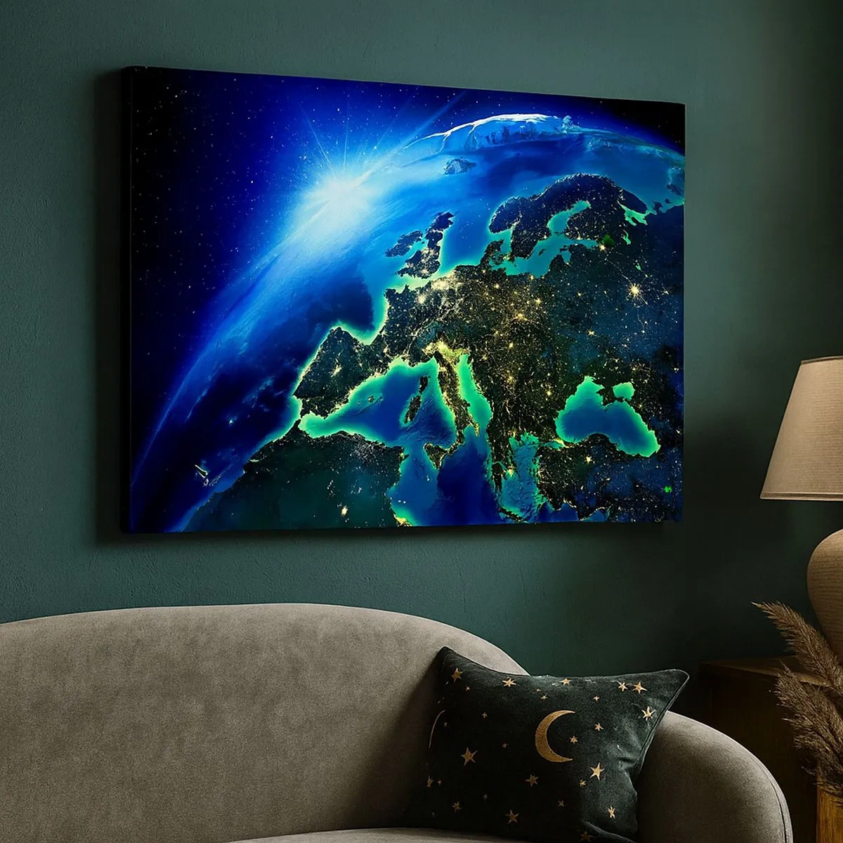 Impression sur toile - Image sur toile - Une vue d'Europe depuis l'espace à la lueur du soleil levant. - 70x50cm - Europe pétillante - Décoration murale moderne pour le salon et la chambre ARTTOR