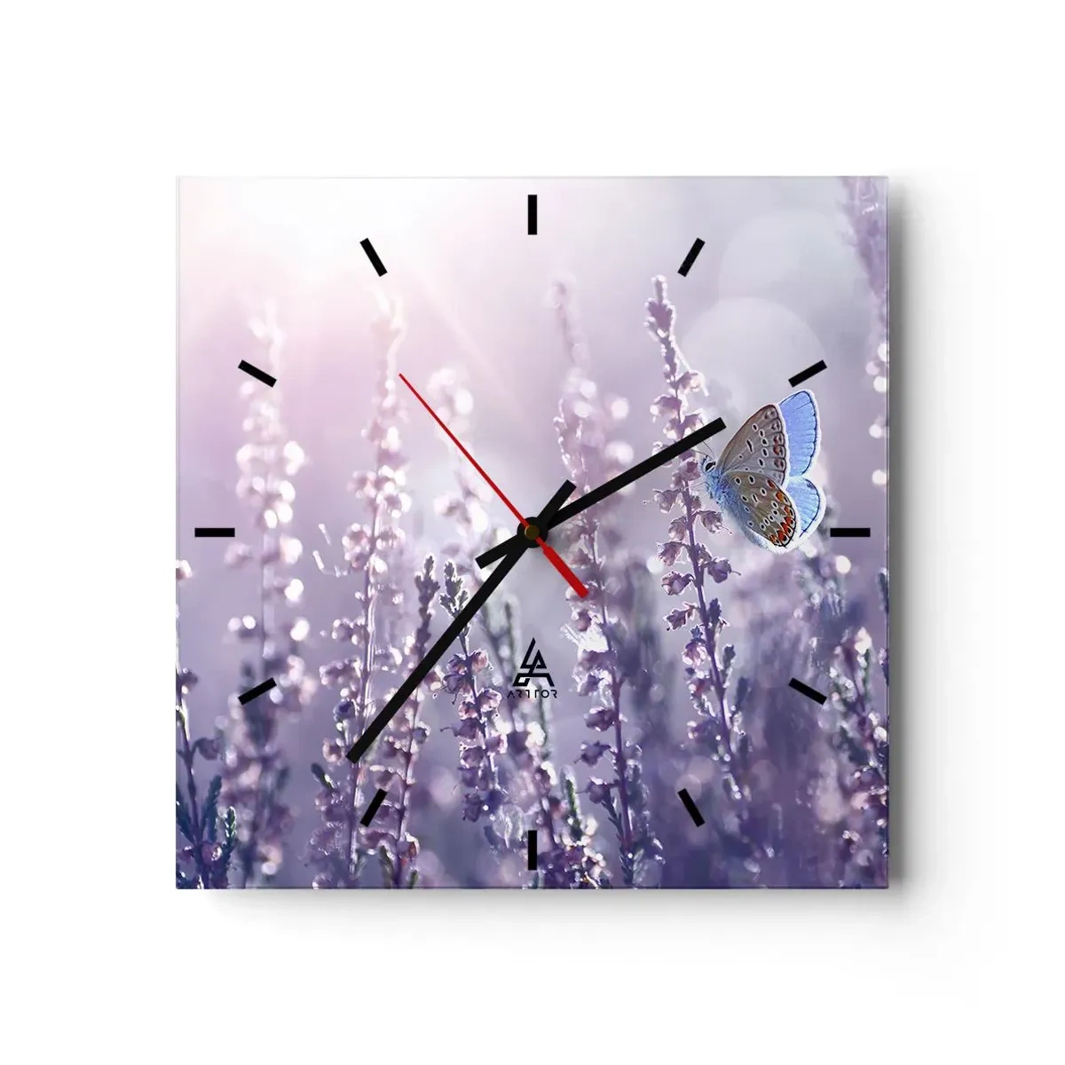 Horloge murale - Pendule murale - Un papillon sur une lavande en fleurs dans la lumière du matin - 30x30cm - Baiser de papillon - Décoration murale moderne pour le salon et la chambre ARTTOR