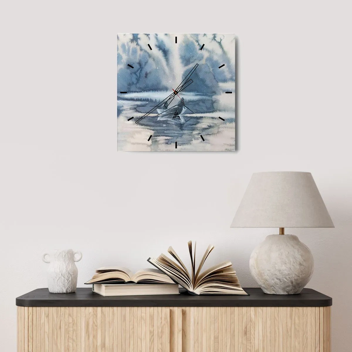 Horloge murale - Pendule murale - Paysage à l'aquarelle avec des bateaux sur un lac entouré d'une forêt brumeuse - 30x30cm - Les pêcheurs dans leur paradis - Décoration murale moderne pour le salon et la chambre ARTTOR