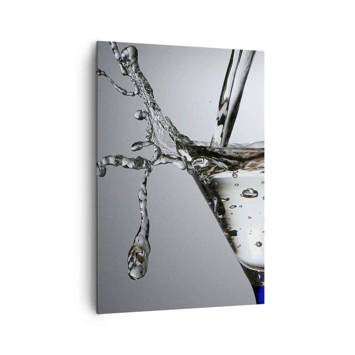 Impression sur toile - Image sur toile - Verre à Martini avec éclaboussures d'eau dynamiques sur fond clair. - 70x100cm - Sur le bord de la coupe - Décoration murale moderne pour le salon et la chambre ARTTOR