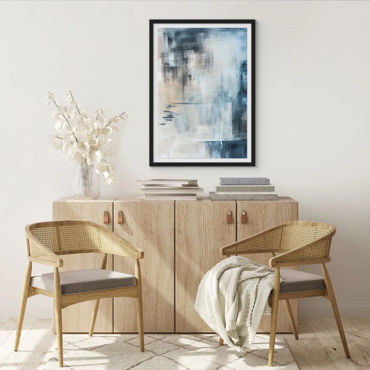 Affiche dans un cadre noir - Poster - Derrière le rideau bleu - 40x50 cm